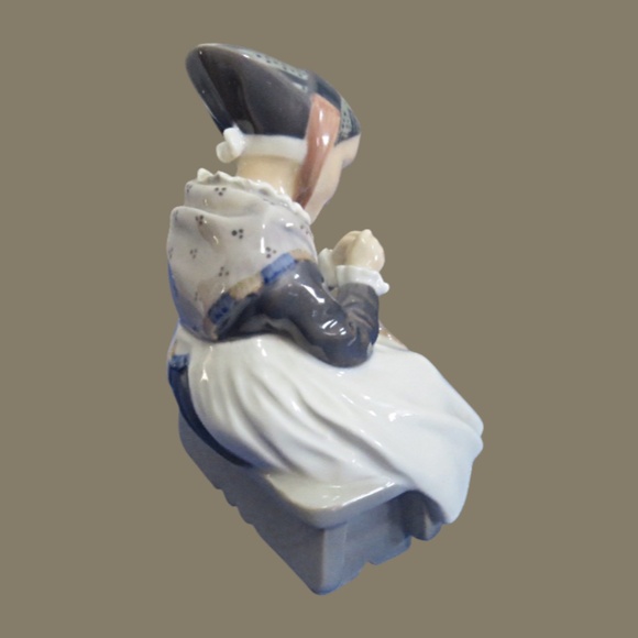 Royal Copenhagen "Amager Girl" Porcelain Figurine, model number 1314 - Picture 3 of 12